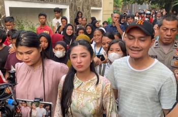 Detik-detik Dewi Perssik Disolawatin Warga saat Ngamuk di Depan Pak RT