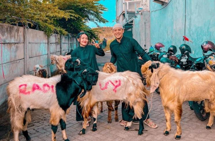 Via Vallen dan Chevra Yolandi kurban kambing (Instagram/@viavallen)