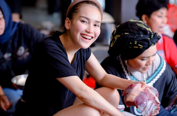 Potret Ayu Ting Ting Potong-potong Daging Kurban. (Instagram/ayutingting92)