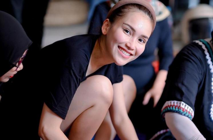 Potret Ayu Ting Ting Potong-potong Daging Kurban. (Instagram/ayutingting92)