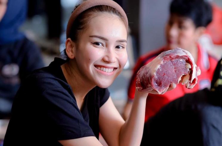 Potret Ayu Ting Ting Potong-potong Daging Kurban. (Instagram/ayutingting92)