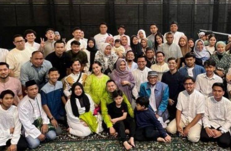 Keluarga Raffi Ahmad dan karyawannya di momen Iduladha (Instagram/raffinagita1717)