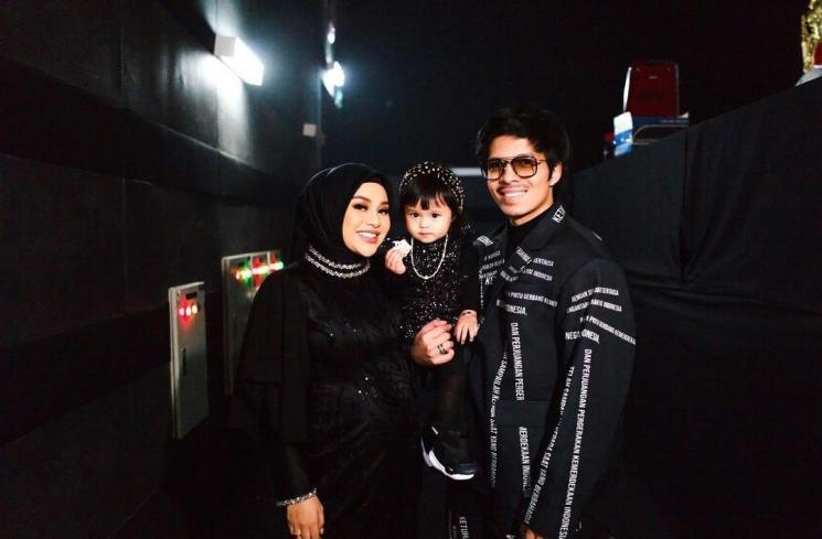 Gaya Seleb di Silet Award 2023. (Instagram/@aurelie.hermansyah) 