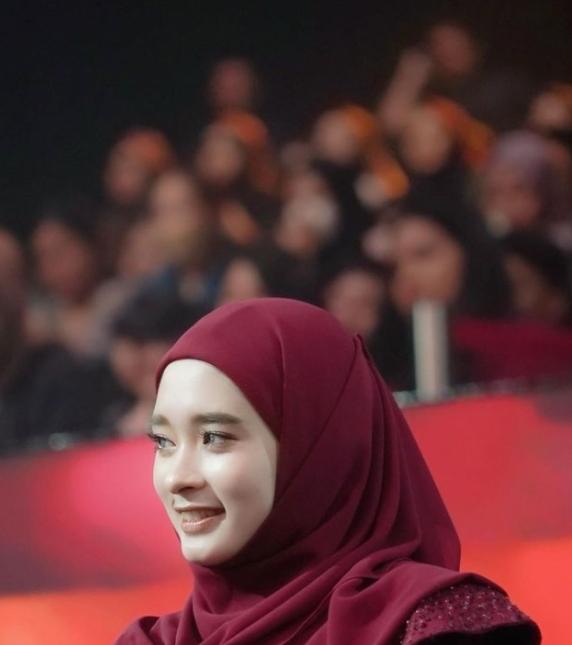 Potret Inara Rusli Bangga Menang Silet Awards 2023. (Instagram/mommy_starla)
