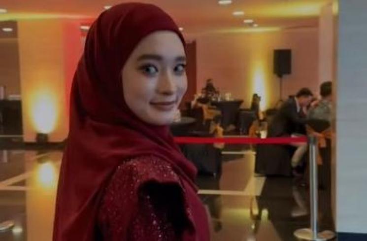 Potret Inara Rusli Bangga Menang Silet Awards 2023. (Instagram/mommy_starla)