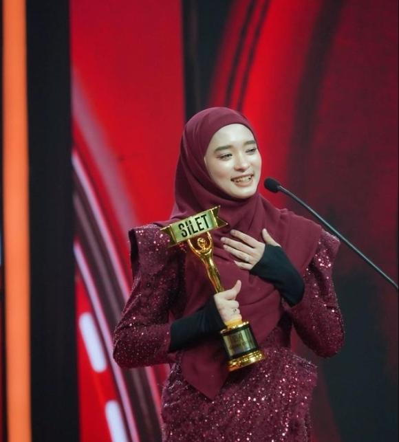 Potret Inara Rusli Bangga Menang Silet Awards 2023. (Instagram/mommy_starla)