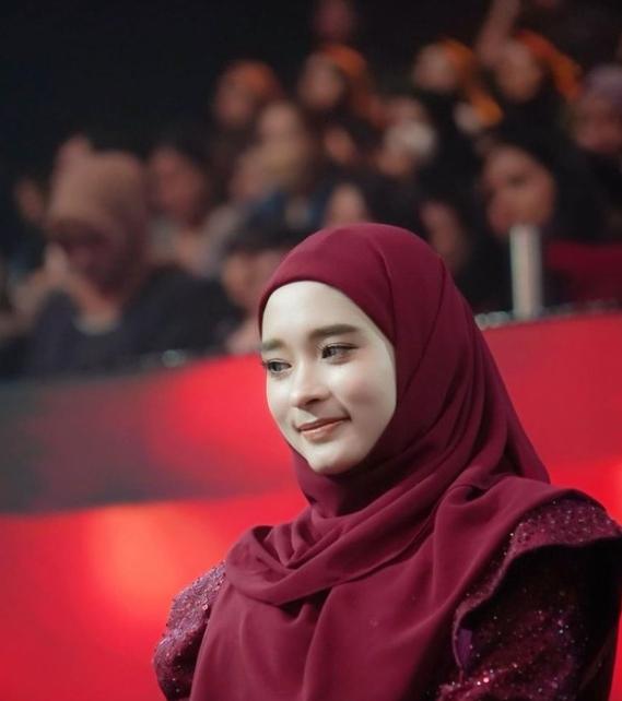 Potret Inara Rusli Bangga Menang Silet Awards 2023. (Instagram/mommy_starla)