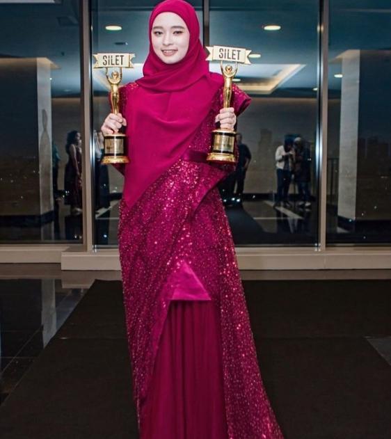 Potret Inara Rusli Bangga Menang Silet Awards 2023. (Instagram/mommy_starla)