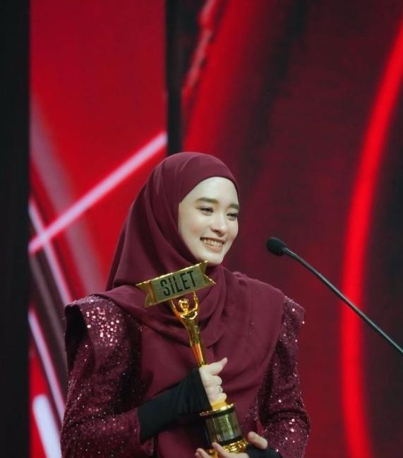 Potret Inara Rusli Bangga Menang Silet Awards 2023. (Instagram/mommy_starla)