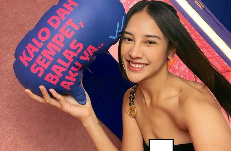 Anya Geraldine pose cantik di Museum Patah Hati. (Instagram/ anyageraldine)