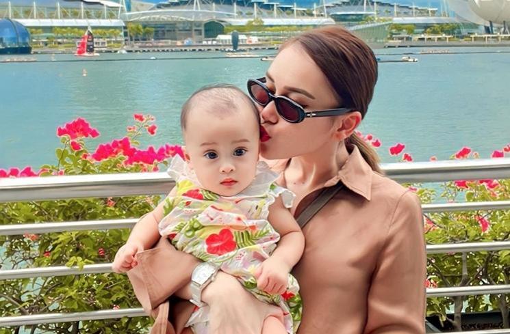 Potret Ayu Ting Ting Ajak Keluarga Liburan ke Singapura (instagram/ayutingting92)