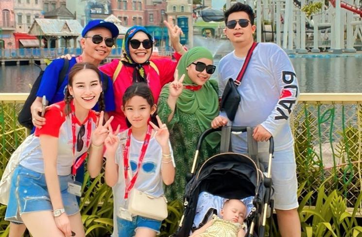Potret Ayu Ting Ting Ajak Keluarga Liburan ke Singapura (instagram/ayutingting92)