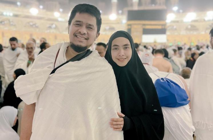 Potret Pasangan Artis saat Jalani Ibadah Haji. (Instagram/@okisetianadewi) 