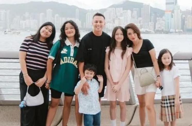 Potret Liburan Keluarga Andhika Pratama di Hong Kong. (Instagram/ussypratama)