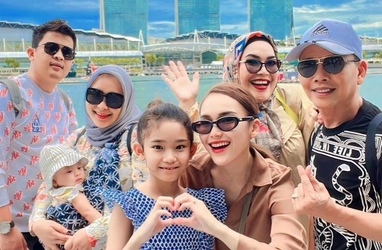 Potret Ayu Ting Ting Ajak Keluarga Liburan ke Singapura (instagram/ayutingting92)
