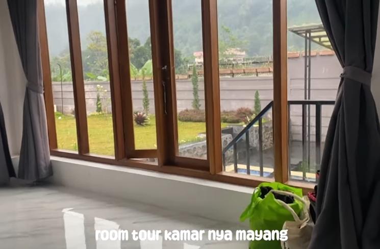 Potret villa yang diklaim punya Mayang dan Doddy Sudrajat (YouTube/Lolly Unyu Official)