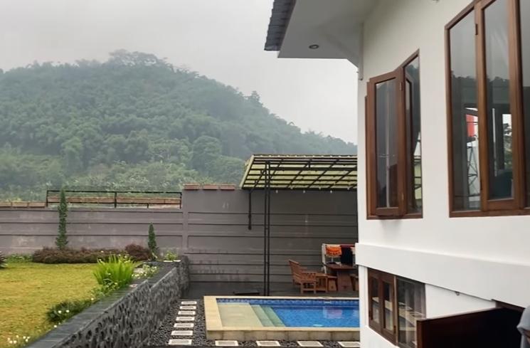 Potret villa yang diklaim punya Mayang dan Doddy Sudrajat (YouTube/Lolly Unyu Official)