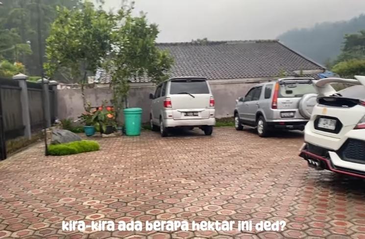 Potret villa yang diklaim punya Mayang dan Doddy Sudrajat (YouTube/Lolly Unyu Official)