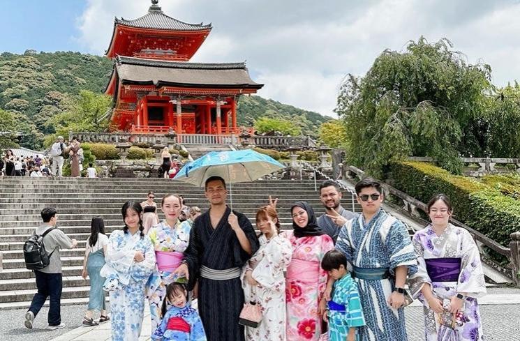 Potret liburan Zaskia Gotik di Jepang (Instagram/@sirajuddinmahmudsabang)