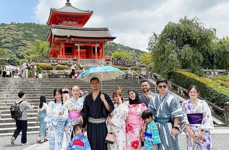 Potret liburan Zaskia Gotik di Jepang (Instagram/@sirajuddinmahmudsabang)
