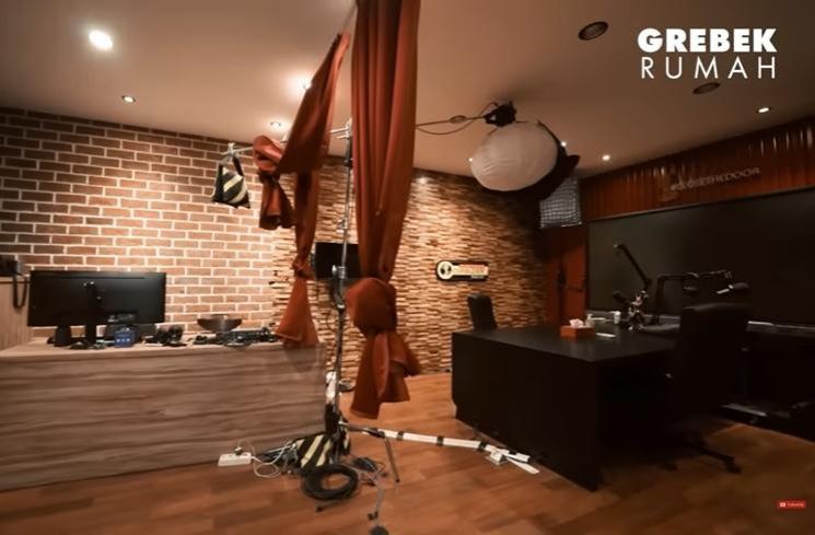 Studio Deddy Corbuzier Senilai Rp50 Miliar (YouTube/AH)