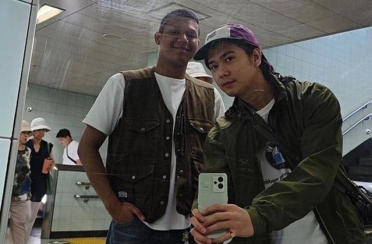 Iqbaal Ramadhan memakai HP Android Realme. (Instagram @iqbaal.e)