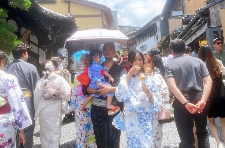 Potret liburan Zaskia Gotik di Jepang (Instagram/@sirajuddinmahmudsabang)