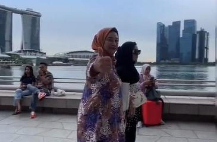 Mama Amy dan Mama Farida liburan di Singapura (tiktok/keluargakecildijerman)