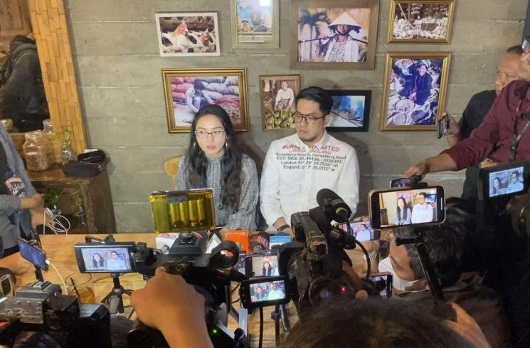 Della Puspita dan suaminya, Arman Wosi. (MataMata.com/Adiyoga P)