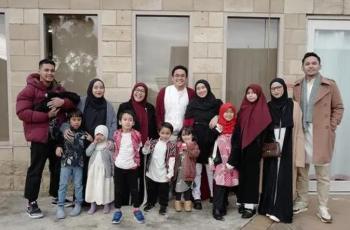 11 Potret Keluarga Ben Kasyafani Liburan di Australia, Sienna Cantik Berhijab