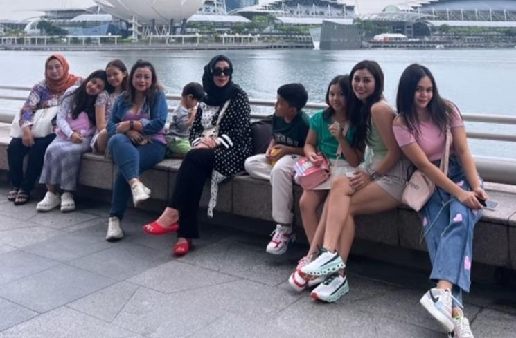 Potret Amy Qanita dan Ibunda Jeje Govinda Liburan Bareng di Singapura (Instagram/@amy_r_qanita)