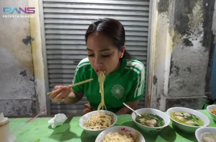 Potret Nagita Slavina Jajan Kaki Lima (YouTube/Rans Entertainment)