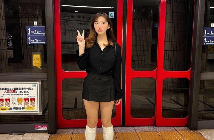 Potret Livy Renata Pakai Rok Mini. (Instagram/livyrenata) 