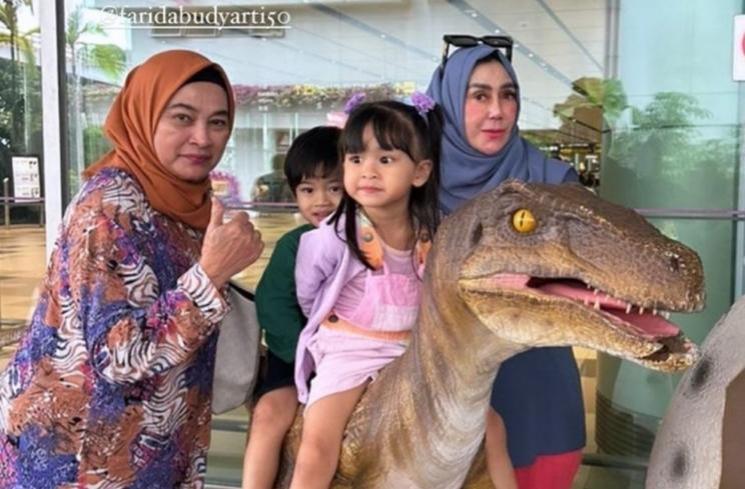 Potret Amy Qanita dan Ibunda Jeje Govinda Liburan Bareng di Singapura (Instagram/@amy_r_qanita)