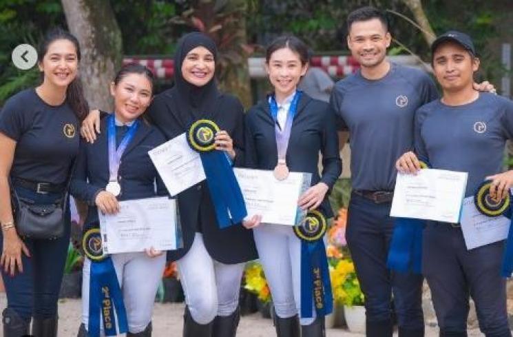 Potret Shireen Sungkar ikut lomba berkuda. (Instagram/shireensungkar)