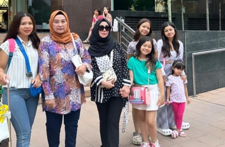 Potret Amy Qanita dan Ibunda Jeje Govinda Liburan Bareng di Singapura (Instagram/@amy_r_qanita)