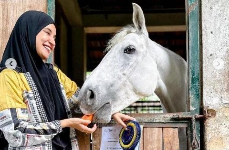 Potret Shireen Sungkar ikut lomba berkuda. (Instagram/shireensungkar)