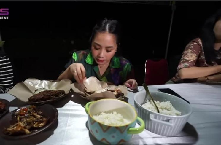 Potret Nagita Slavina Jajan Kaki Lima (YouTube/Rans Entertainment)