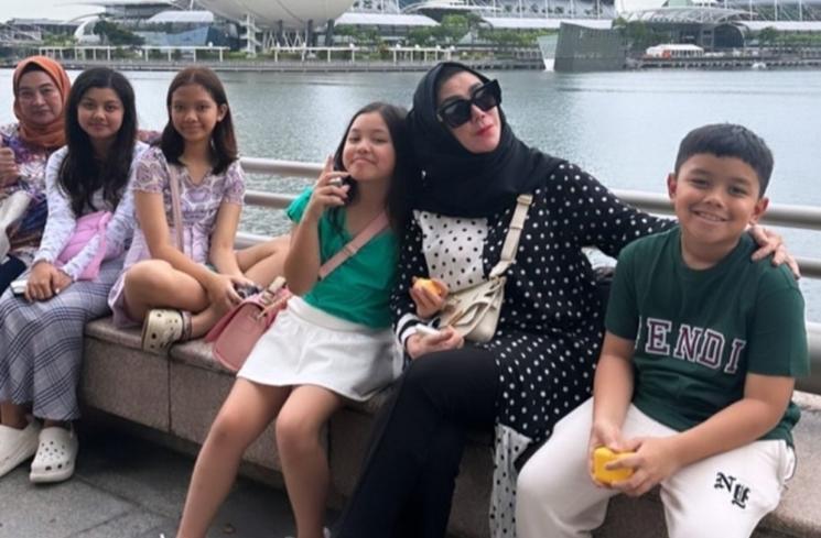Potret Amy Qanita dan Ibunda Jeje Govinda Liburan Bareng di Singapura (Instagram/@amy_r_qanita)