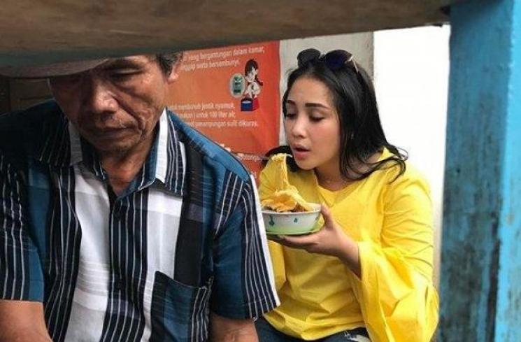 Potret Nagita Slavina Jajan Kaki Lima (YouTube/Rans Entertainment)