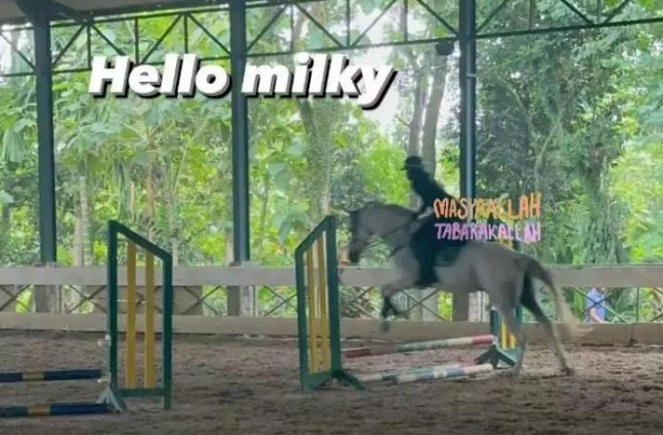 Potret Shireen Sungkar ikut lomba berkuda. (Instagram/shireensungkar)