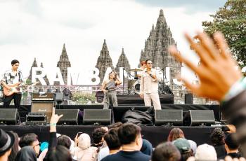 Rintik Hujan Sendu Hiasi 'Drama Romantika' Maliq & D'Essential di Prambanan Jazz 2023