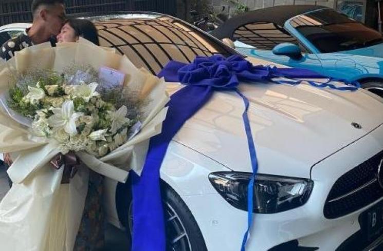 Artis Beri hadiah mobil Mewah untuk Istri. (Instagram/ussypratama)