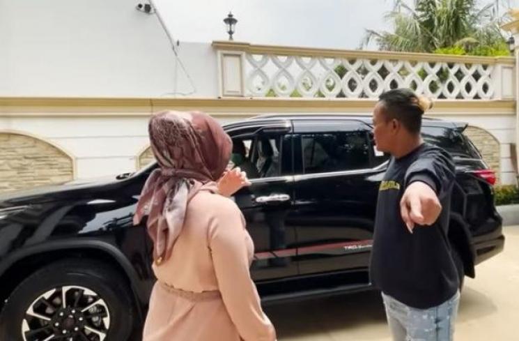 Artis Beri hadiah mobil Mewah untuk Istri. (YouTube/Sule Family)