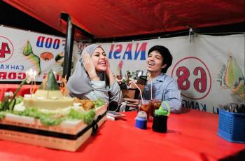 Kejutan Ulang Tahun Aurel Hermansyah Sederhana Banget di Warung Kaki Lima, Dapat Buket Unik Khas Emak-emak