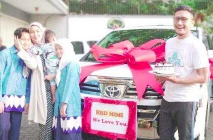 Artis Beri hadiah mobil Mewah untuk Istri. (Instagram/ariekuntung)