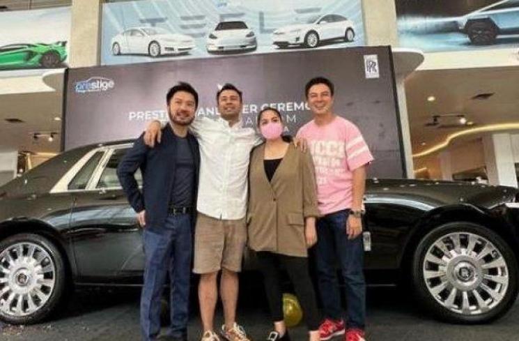 Artis Beri hadiah mobil Mewah untuk Istri. (Instagram/raffinagita1717)