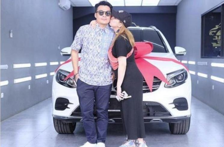 Artis Beri hadiah mobil Mewah untuk Istri. (Instagram/tya_ariestya)