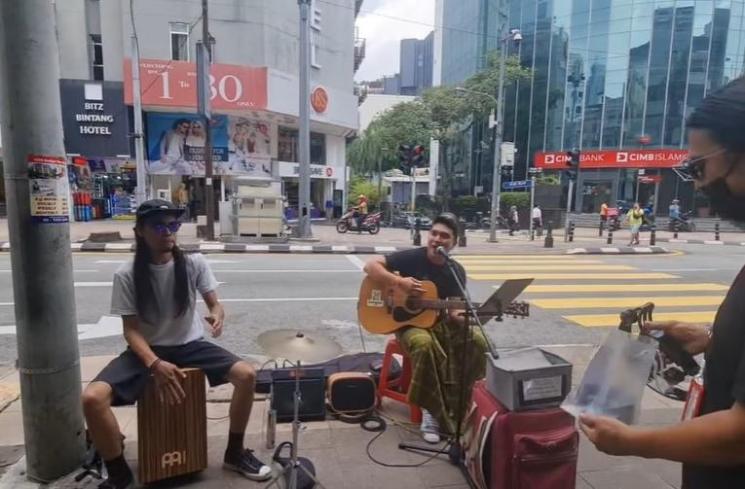 Potret Aldi Taher ngamen di jalanan Malaysia. (Instagram/alditaher.official)