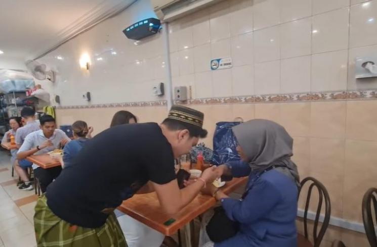 Potret Aldi Taher ngamen di jalanan Malaysia. (Instagram/alditaher.official)